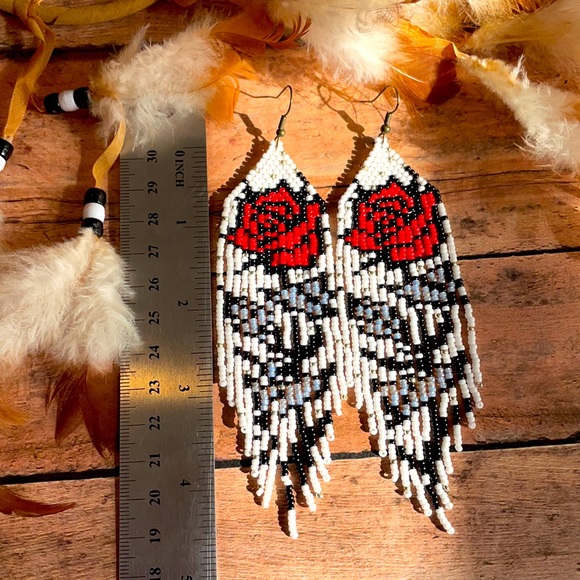 Red rose beaded earring - Picture 6 of 6